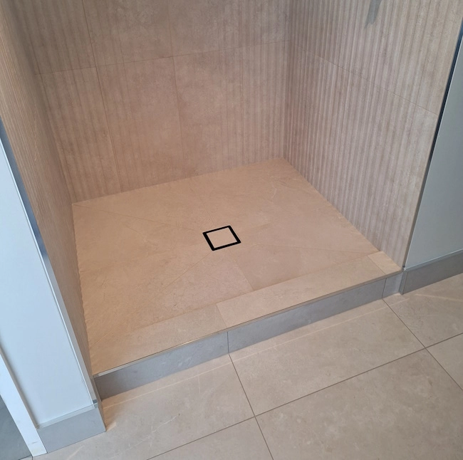 Fully tiled shower with textured large-format porcelain tiles – Greenhithe project by Direct Tiling