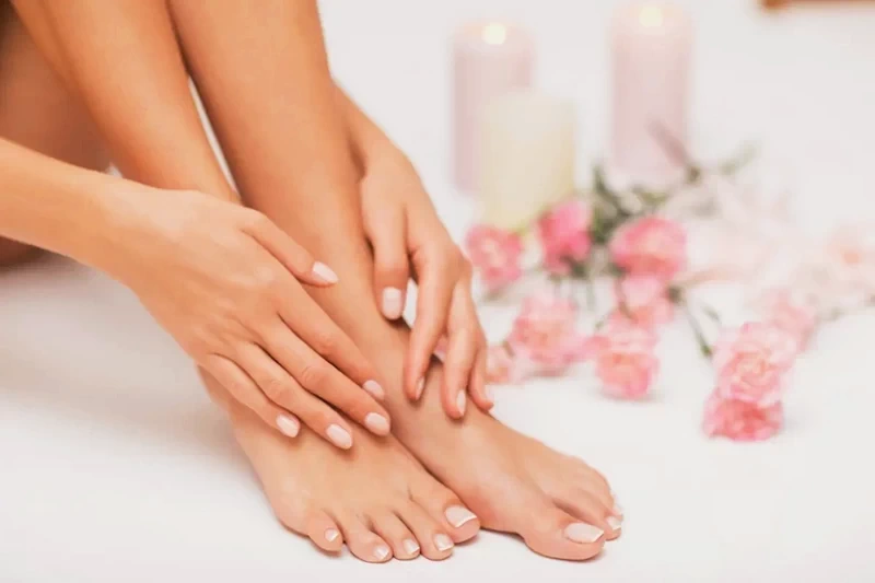 Pedicure hybrydowy jest trwały, estetyczny i idealny na co dzień. Dowiedz się, jak wykonać go krok po kroku w domu i co zrobić, aby utrzymał się nawet kilka tygodni.