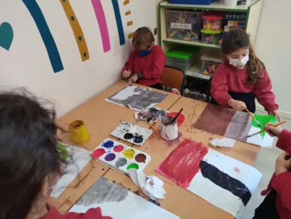 Урок изобразительного искусства под руководством опытного преподавателя в британской частной школе Xabia International College Аликанте Валенсия Испания с 2 до 18 лет studyspain.eu
