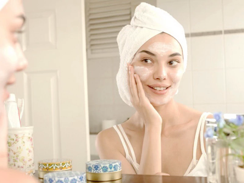 Naturalna pielęgnacja wcale nie musi być skomplikowana. Poznaj domowe sposoby na gładką, promienną skórę twarzy — bez drogich kosmetyków i skomplikowanych rytuałów.