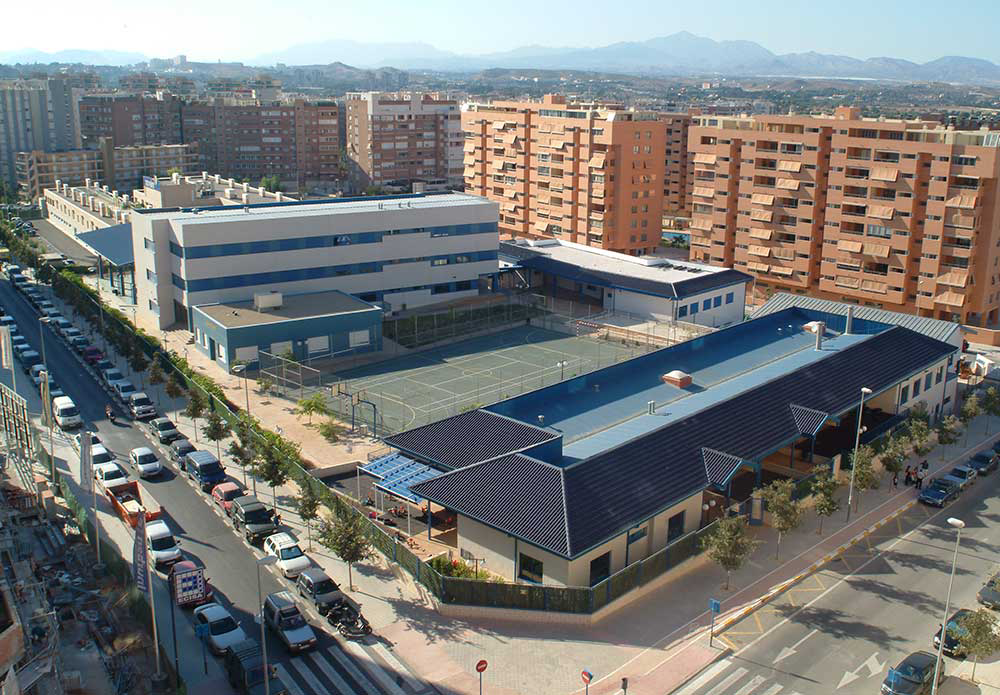 Здание школы и спортивная площадка в международной частной школе El Colegio Internacional El Valle de Alicante Аликанте Валенсия Испания от 1 до 18 лет studyspain.eu