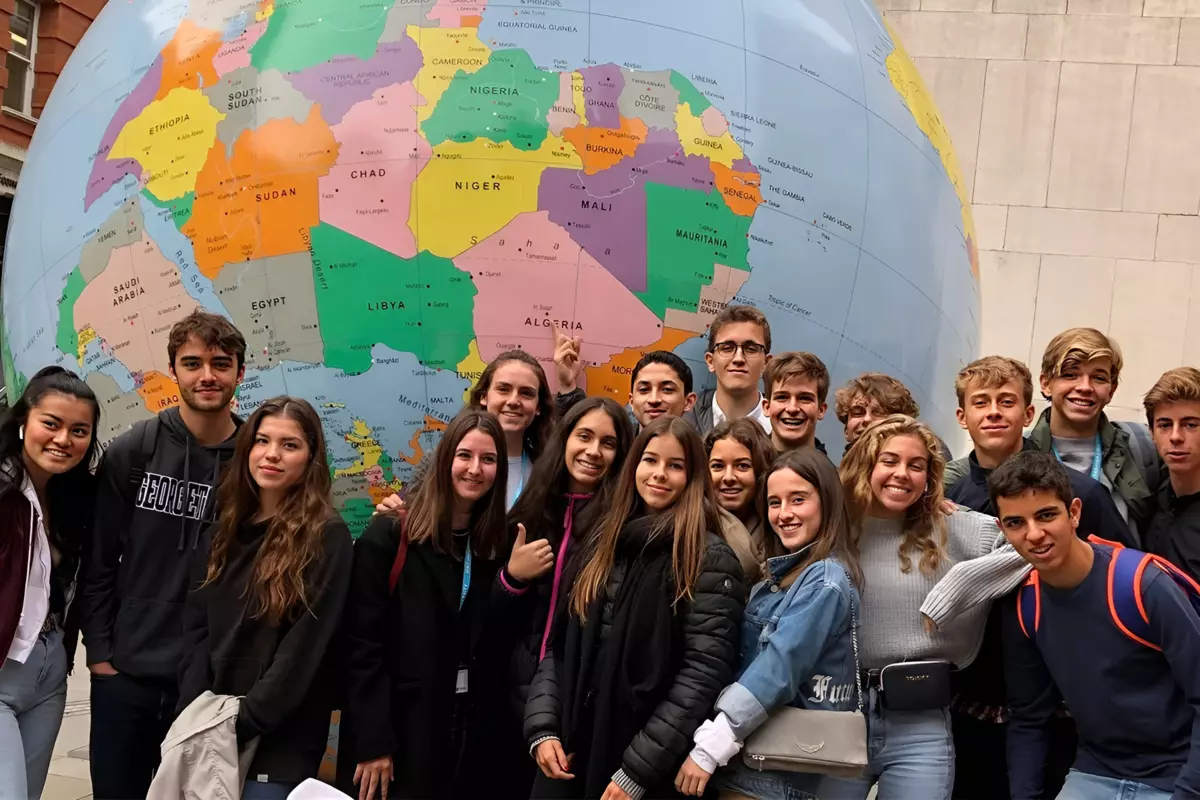 Ученики старших классов на фоне глобуса в американской частной школе Benjamin Franklin International School в городе Барселона Каталония Испания с 3 до 18 лет studyspain.eu