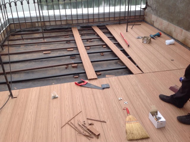 Терасна дошка, що підходить для монтажу на бетонну основу