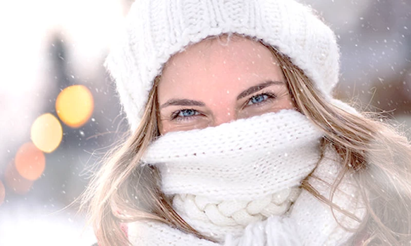 Promieniowanie UV działa nie tylko latem. Dowiedz się, dlaczego SPF zimą jest tak samo ważny i jak skutecznie chronić skórę przed słońcem przez cały rok.