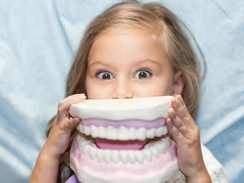 Осмотр и лечение зубов у детей