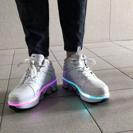 На фото роликовые кроссовки с включенной ЛЭД подсветкой 