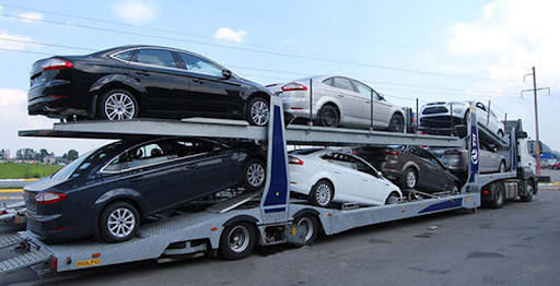Автовоз с автомобилями на стоянке