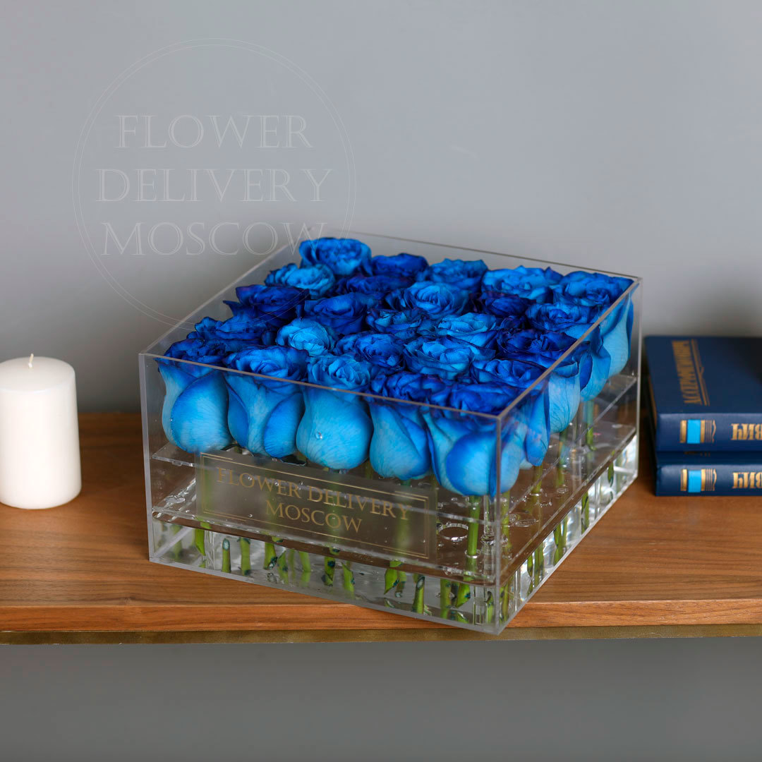 Синие розы в квадратной стеклянной коробке
