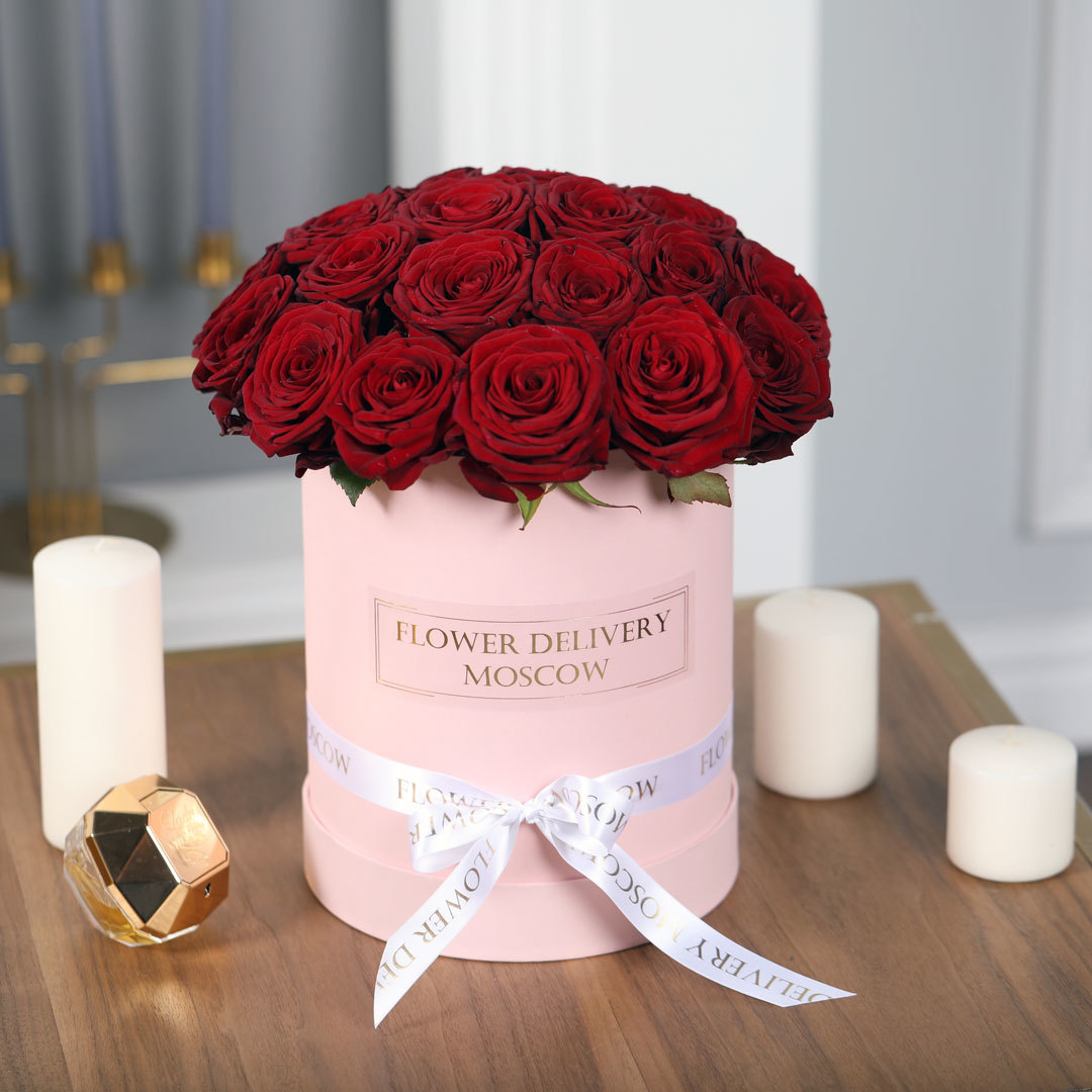 Красные розы в розовой коробке фото