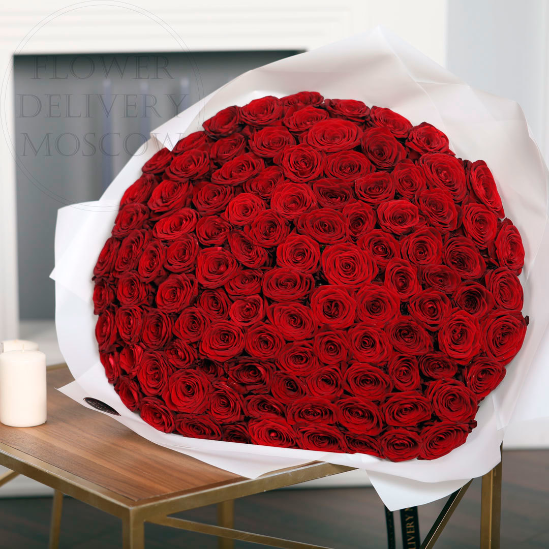 101 красная роза букет на столе